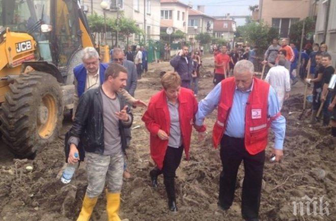 20 души с лопати ринат кал и боклуци, за да намерят телата на погубените деца