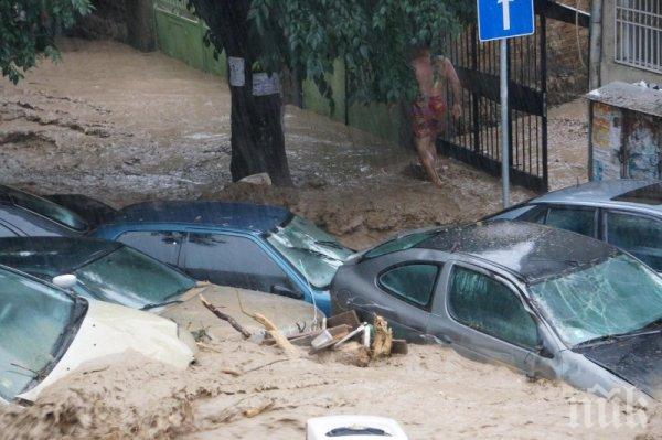 ЕКСКЛУЗИВНО В ПИК! Вълна е завлякла хора от спирка във Варна