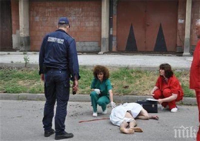 Нещастен случай, а не самоубийство, вероятно е падането на младежа от 8 етаж