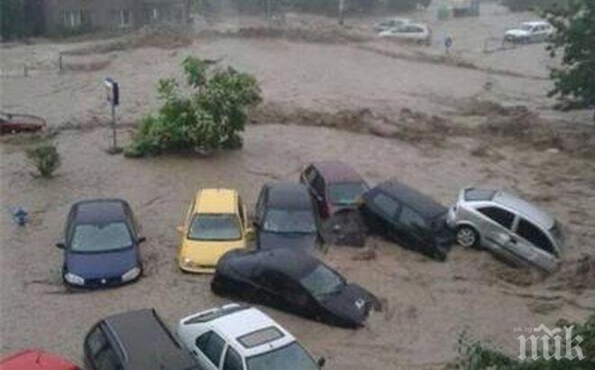 Жена на легло е била пометена от стихията