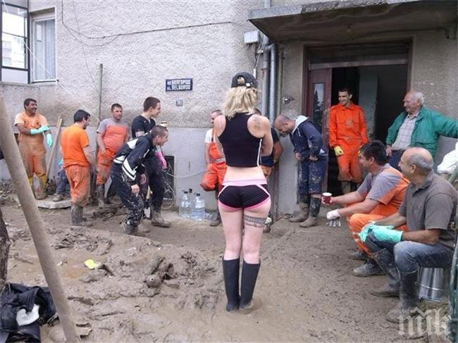 Блондинка се съблече за мотивация на доброволците в Аспарухово (снимки)