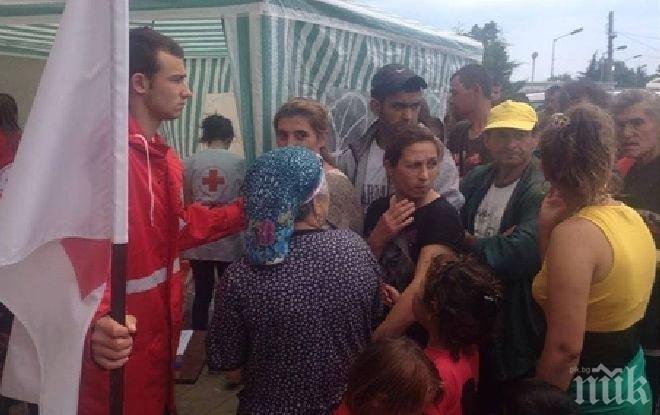 Роми разграбват помощите в Аспарухово! Товарят цели чували в скъпи Мерцедеси (снимки)