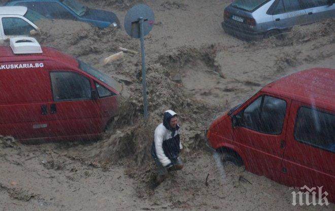 Трупове плуват в калната река на Аспарухово, заклещват се между колите
