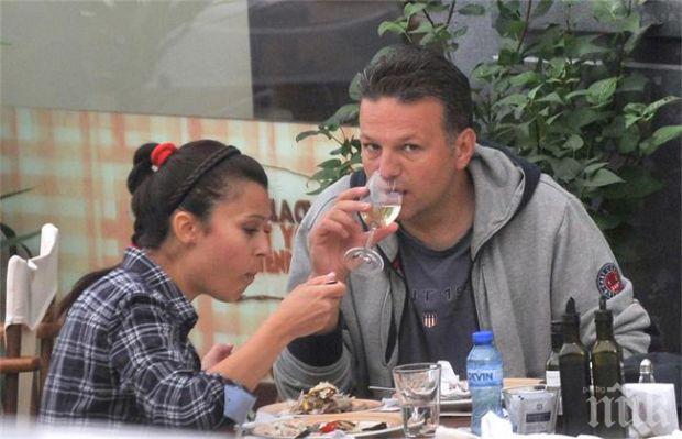 Сензация! Ники Дойнов стяга сватба – оглежда халки с гаджето си
