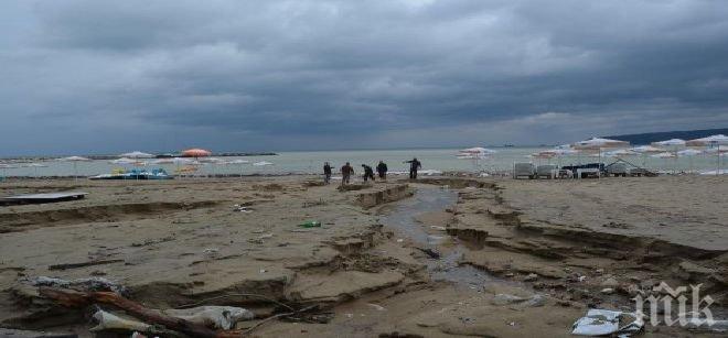 Свлачища повлякоха дървета към плажа, бетонното устие на Шокаровия канал е разбито (галерия)