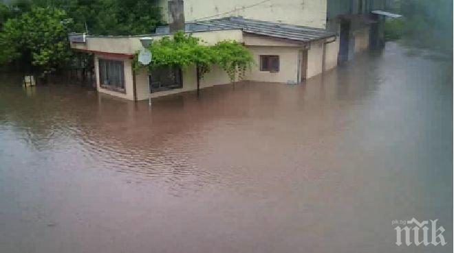 Положението в Добрич все още е бедствено! Вода нахлува в северната част на града