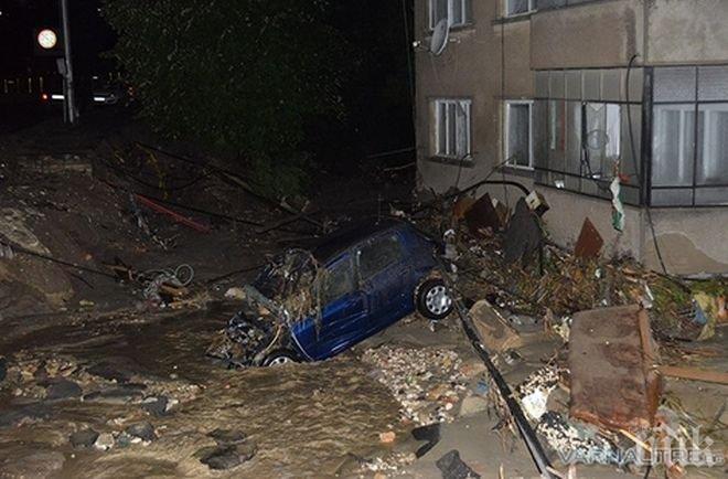 Жена търси близките си в отнесена къща, извадили едното дете живо