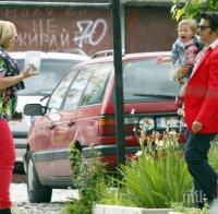 Само в ПИК! Жената на Цецо Елвиса не иска да гледа детето им, вози го без колан на предната седалка (папарашки снимки)