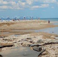 Ревизори броят чадъри на потопен плаж