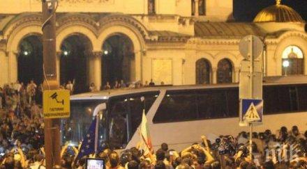 полицай ударил протестиращ нощта белия автобус отива съд