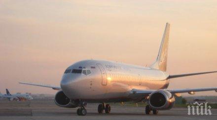 терористи откриха огън самолет пешавар двама ранени