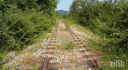 неизвестни взривиха железопътните релси луганск