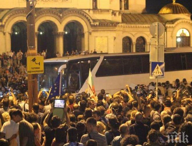 Полицай, ударил протестиращ в нощта с белия автобус, отива на съд 