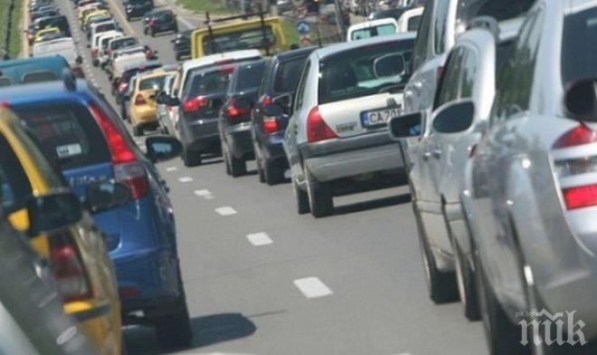 Огромно задръстване се образува на входа на София откъм „Хемус“