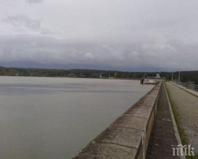 Планктон трови водата на яз. Кърджали 