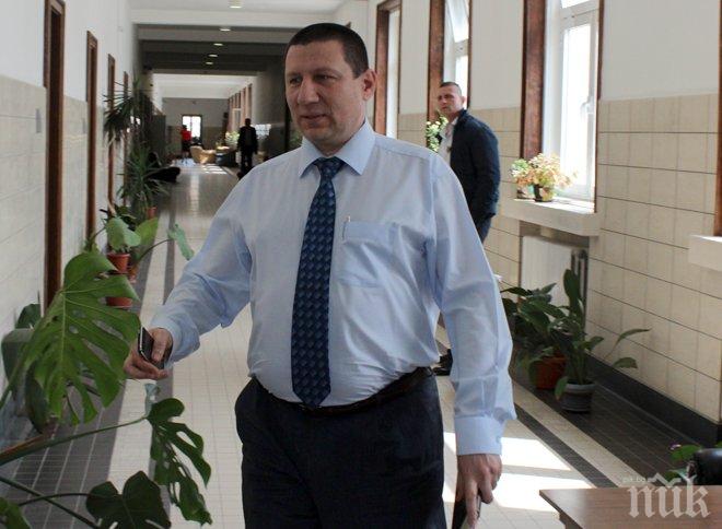 Прокуратурата търси изпращача на есемес до Цветан Василев