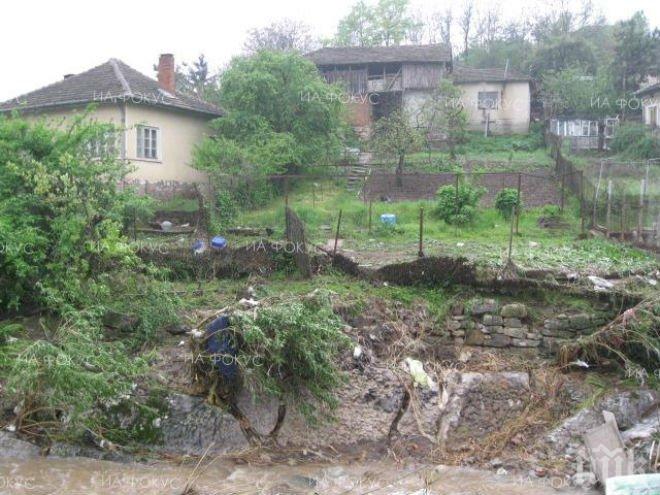 Проливните дъждове активизираха свлачища по пътя между селата Рибново и Осеново