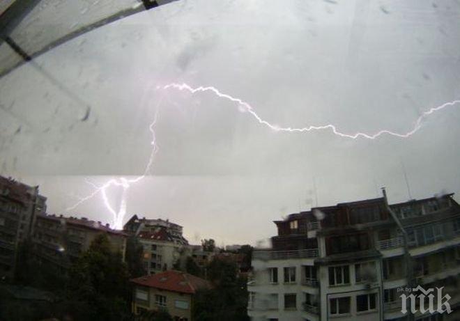 Вижте как светкавица разцепи небето над София и още снимки от бурята