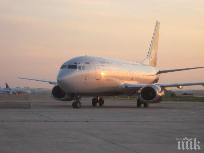 Терористи откриха огън срещу самолет в Пешавар, двама са ранени