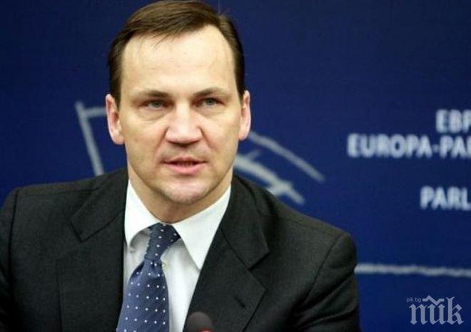 СРС може да коства еврокариерата на полския външен министър