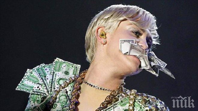 Скандално! Майли Сайръс набута долари в устата си (снимки)