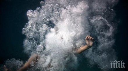 подводни фотографи събират китен