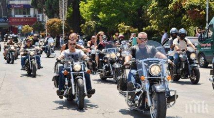 мотористи събират пари наводнен манастир