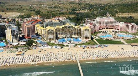 нагли шофьори паркираха луксозни джипове плажа слънчев бряг снимка