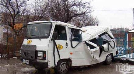 микробус преобърна крайпътна нива