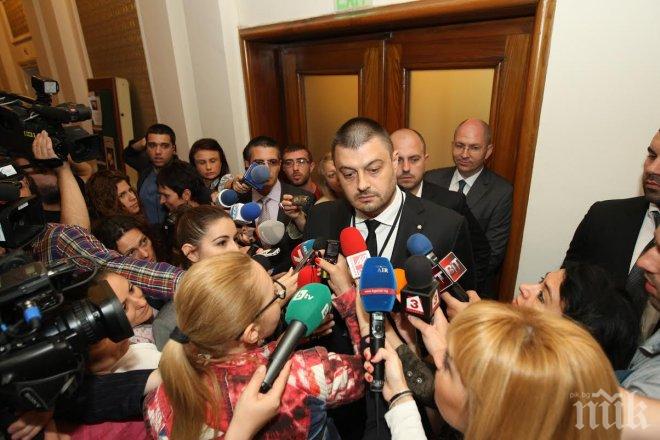 Бареков в парламента: Обадих се на Гриша Ганчев и го предупредих да внимава какво прави! Да се внимава много, защото ако падне банковата система, пада и валутният борд