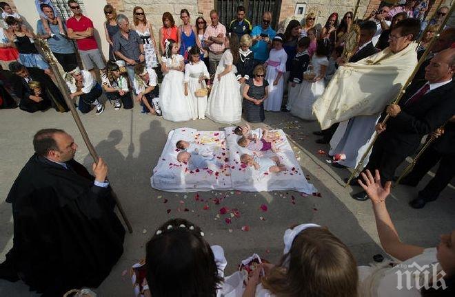 Дяволи прескачат бебета в Испания (снимки)