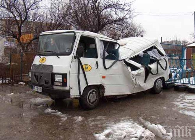 Микробус се преобърна в крайпътна нива