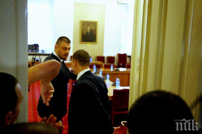 В парламента става горещо! Бареков влезе с гръм и трясък на консултациите! И Беновска проби кордона (обновена)