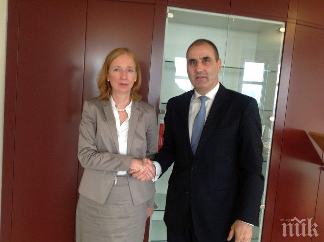 Цветанов разговаря с д-р Емили Хабер 