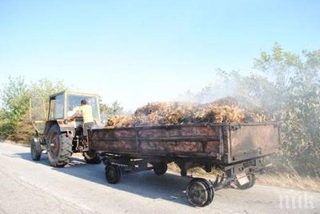 Трактор със слама пламна в движение