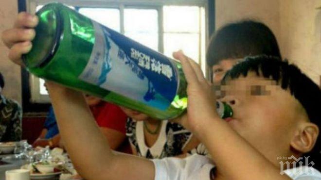 2-годишен изпива бутилка бира за минути (снимки)