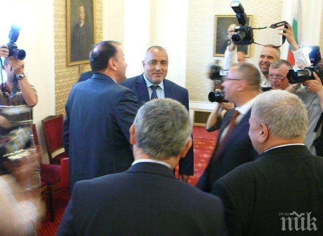 Борисов поздрави сърдечно Станишев, Миков и Мерджанов на консултациите! Местан обаче бе повече от хладен към лидера на ГЕРБ (снимки)