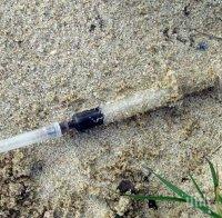 Наркомани вилнеят из детските площадки в Бургас, деца си играят със спринцовките им