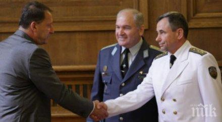 изпрати почести досегашния началник отбраната