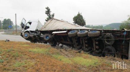 шофьор камион влезе насрещното заби канавка издъхна болницата