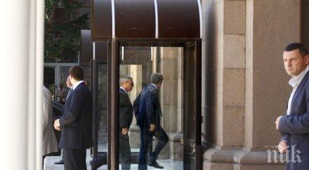 пик вижте пристигна консултациите президента жандармерия гардове нсо пазят властта снимки