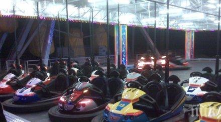 натряскани чужденци буйстват златни пясъци обръщат таван блъскащи колички