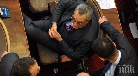 мозъкът бандитската приватизация иван костов пробва домогне властта командира бленува реванш протяга ръка премиерското кресло