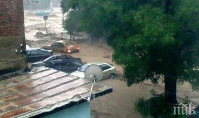 Човек се носи с кола-лодка в потопа в Аспарухово (непоказвано видео)