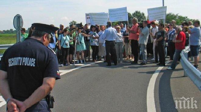 Депутати от БСП взеха участие в протеста на Дунав мост 2 (снимки)
