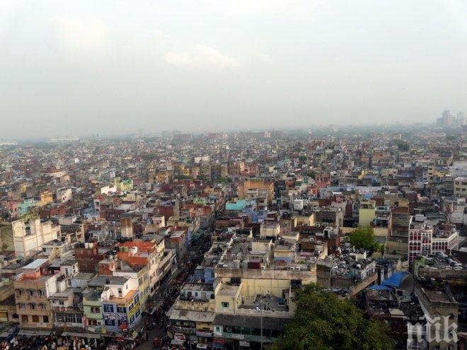 Десет загинали под срутена сграда в Делхи