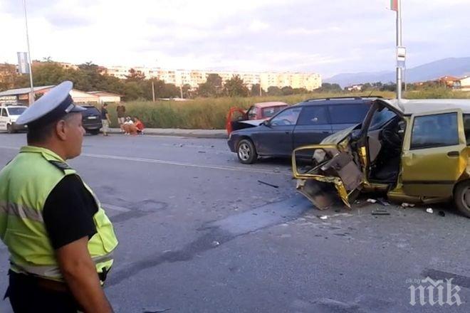 Зверска верижна катастрофа в Пловдив! Джигит се заби със 150 км/ч в насрещното, помете 4-5 коли (снимки и видео)