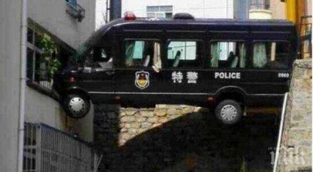 китайски полицай паркира служебен ван третия етаж