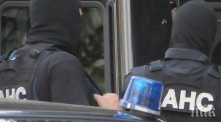 двама закопчани кила дрога перник