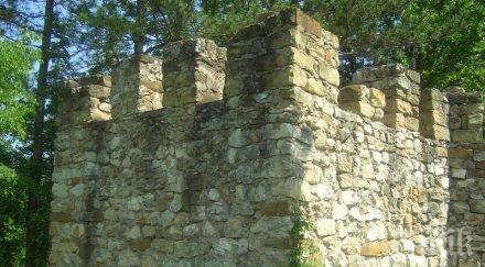 затворници градят крепостта градище враца